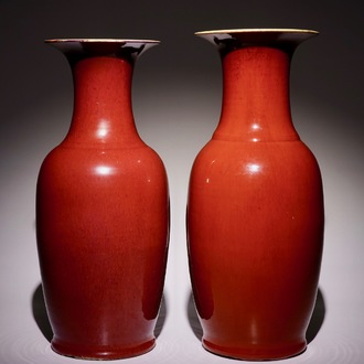 Deux grands vases en porcelaine de Chine monochrome sang de boeuf, 19/20ème