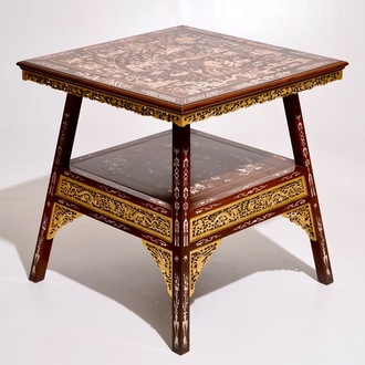 Un table en bois partiellement doré et sculpté avec incrustations en bois, Chine, 20ème