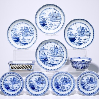 Huit assiettes, un bol et une jardinière en porcelaine de Chine bleu et blanc, 18/19ème