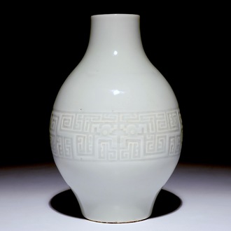 Een Chinese monochrome witte olijfvormige vaas met reliëfdecor, Qianlong merk, 19e eeuw