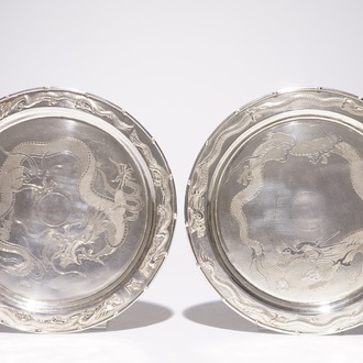 Een paar Chinese zilveren borden met drakendecor, 19/20e eeuw