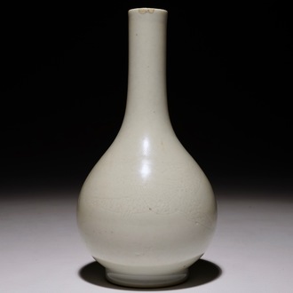 Un vase de forme bouteille en porcelaine de Chine monochrome blanc à décor anhua de d'un dragon, 18/19ème