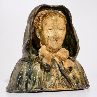Une grande buste d'une brugeoise en poterie flamande, prob. ateliers de Vandevoorde, 20ème