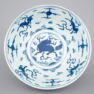 Een blauw-witte Chinees porseleinen kom met paarden, Ming, Jiajing/Wanli