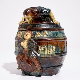 Un pot à tabac à décor d'un homme dans un tonneau en poterie flamande, prob. atelier de Vandevoorde, 20ème