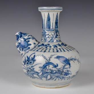 Un kendi en porcelaine de Chine bleu et blanc de type Kraak à décor d'une salamandre, Ming, Wanli