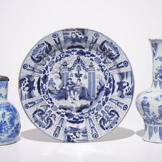 Een blauw-witte Delftse chinoiserie schotel, een vaas en een kan met tinnen deksel, 17/18e eeuw