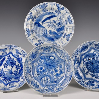 Quatre assiettes en porcelaine de Chine bleu et blanc de type Kraak, Ming, Wanli