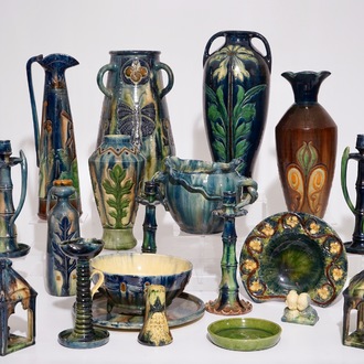 Une grande collection de poterie flamande, influence Art Nouveau, 20ème