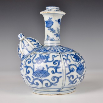Een Chinese blauw-witte kraak porseleinen Kendi, Ming, Wanli