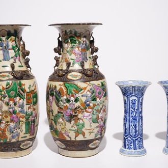 Une paire de vases en porcelaine de Chine bleu et blanc et une paire famille rose dit "de Nankin", 19ème
