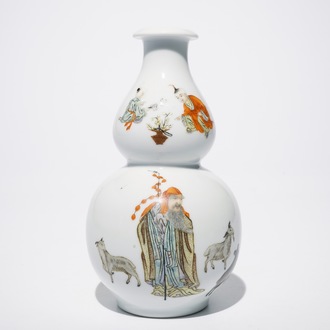 Un vase de forme double gourde en porcelaine de Chine famille rose, marque de Hongxian, 20ème