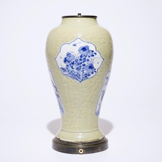 Un vase en porcelaine de Chine à décor en bleu et blanc sur fond céladon incisé, monté en lampe, Kangxi