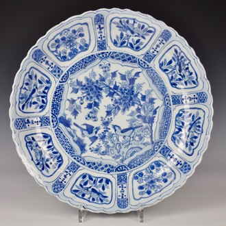 Un plat aux oiseaux en porcelaine de Chine bleu et blanc de type Kraak, Ming, Wanli