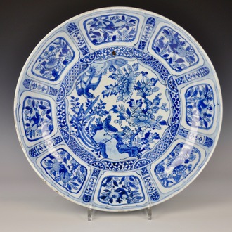 Een Chinese blauw-witte kraak porseleinen schotel met vogels, Ming, Wanli