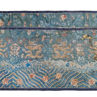 Een Chinees geborduurd zijden paneel met draken, 19e eeuw