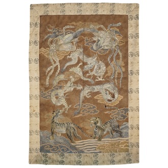 Un panneau en soie brodé aux dragons, tigres et phénix, Japon, Meiji, 19ème