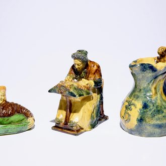 Un pichet Art Nouveau et deux figures en poterie flamande, prob. ateliers de Vandevoorde, 20ème