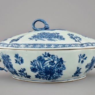 Une terrine et son souvercle en porcelaine de Chine bleu et blanc, Qianlong