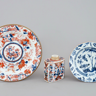 Une boîte à thé et un saladier en porcelaine de Chine de style Imari et une assiette en bleu et blanc, Qianlong
