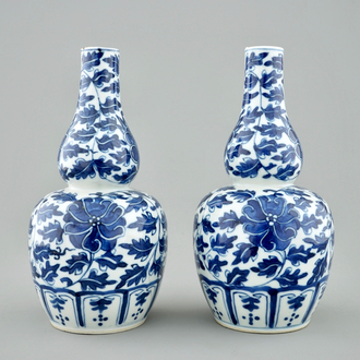 Une paire de vase en porcelaine de Chine bleu et blanc aux rinceaux de lotus, marque Xuande, 19ème