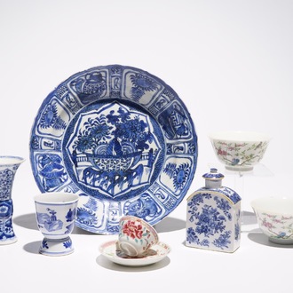 Een gevarieerd lot Chinees blauw-wit en famille rose porselein, Wanli, Kangxi en later