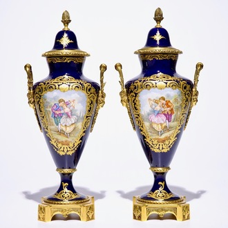 Une paire de vases couverts en porcelaine de style Sèvres montés en bronze ormolu, 20ème