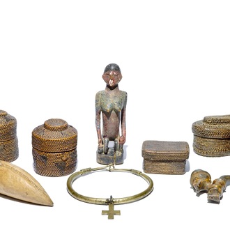 Cinq paniers, une figure en bois sculpté polychrome, une pipe et un collier crucifixe, R.D. Congo, 1ère moitié du 20ème