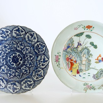Twee grote Chinese schotels in blauw-wit en famille rose, Kangxi en later