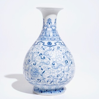 Un vase de forme yuhuchunpin en porcelaine de Chine bleu et blanc, marque de Qianlong, 19/20ème
