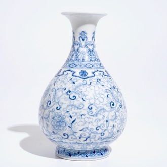 A Chinese blue and white yuhuchunping vase, Qianlong mark, 19/20th C.