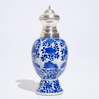 Un vase en porcelaine de Chine bleu et blanc monté en argent, Kangxi
