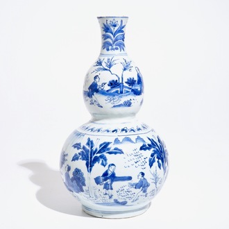 Un vase de forme double gourde en porcelaine de Chine bleu et blanc, Transition
