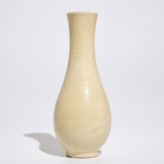 Een Chinese monochrome crèmekleurige flesvormige vaas, 19e eeuw