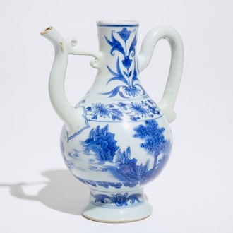 Une verseuse en porcelaine de Chine bleu et blanc, époque Transition