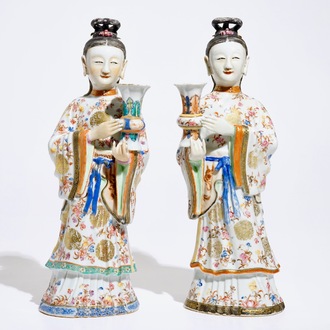 Twee grote Chinese famille rose kandelaars in de vorm van vrouwen aan het hof, Qianlong