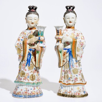 Deux bougeoirs en forme de femme en porcelaine de Chine famille rose, Qianlong