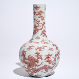 Un vase de forme bouteille en porcelaine de Chine rouge de cuivre aux dragons, 19/20ème