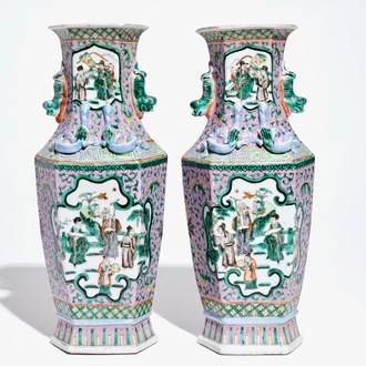Une paire de vases hexagonaux en porcelaine de Chine famille rose, 19ème