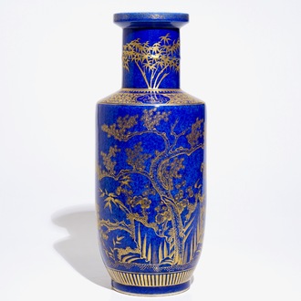 Un vase en porcelaine de Chine bleu poudré et doré, 19ème