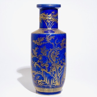 Een Chinese poederblauwe rouleau vaas met verguld decor, 19e eeuw