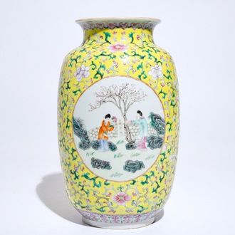 Un vase en porcelaine de Chine famille rose sur fond jaune, marque de Qianlong, 19/20ème