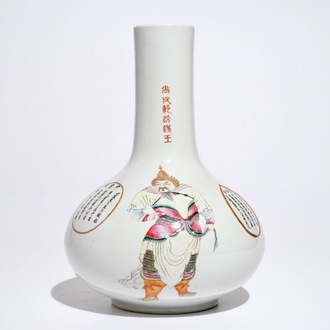Een Chinese famille rose flesvormige Wu Shuang Pu vaas, Qianlong merk, 19/20e eeuw