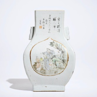 Un vase de forme fanghu en porcelaine de Chine qianjiang cai, 19/20ème