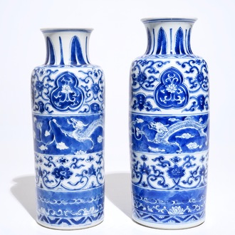 Twee blauwwitte rouleau vazen met horizontale vlakverdeling met draken, Kangxi