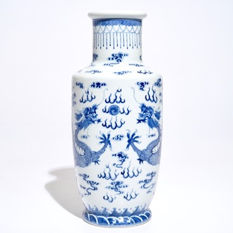 Un vase de forme rouleau en porcelaine de Chine bleu et blanc aux dragons, 19/20ème
