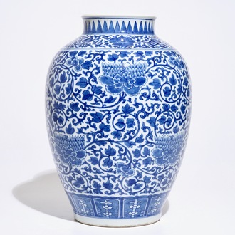 Een Chinese blauwwitte vaas met pioenslingers, 19e eeuw
