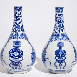 Une paire de vases de forme bouteille en porcelaine de Chine bleu et blanc, Kangxi