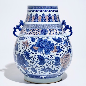 Un vase de fome hu en porcelaine de Chine à décor en rouge de cuivre et bleu, marque de Qianlong, 19ème