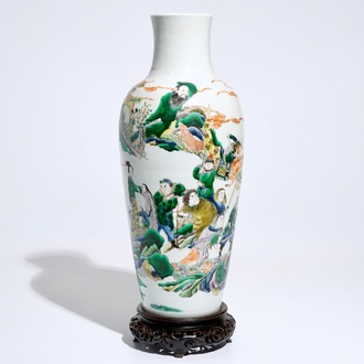 Un vase en porcelaine de Chine famille verte à décor mythologique, 19ème